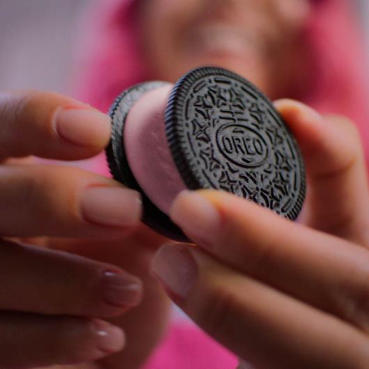 Biscoito Recheado Oreo Milkshake De Morango Wandinha 90g - Imagem em destaque